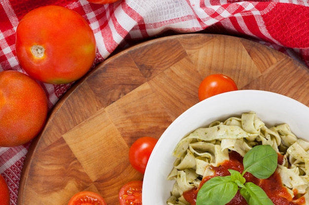 Świeży talerz makaronu z sosem pomidorowym